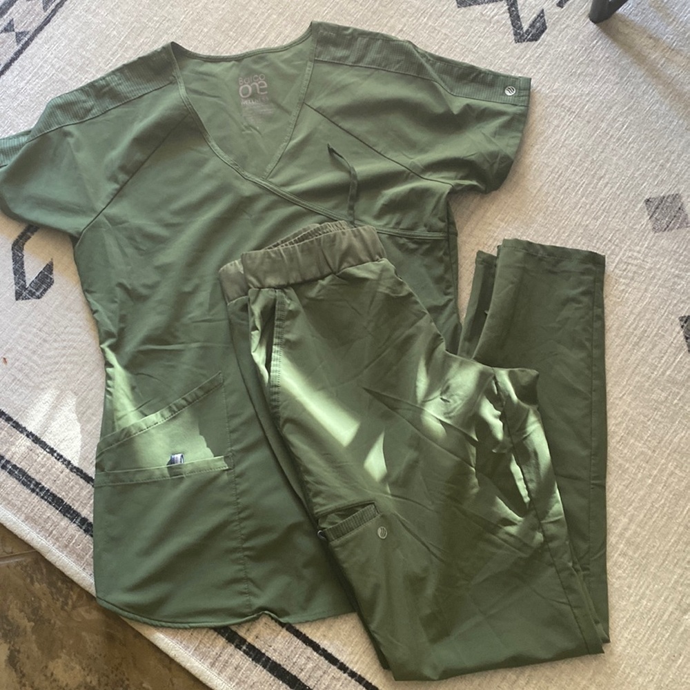 Barco One Wellness Scrub Top and scrub pants size small